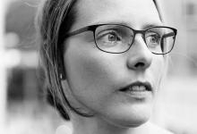 Zwart wit foto van het gezicht van Aline Sax.